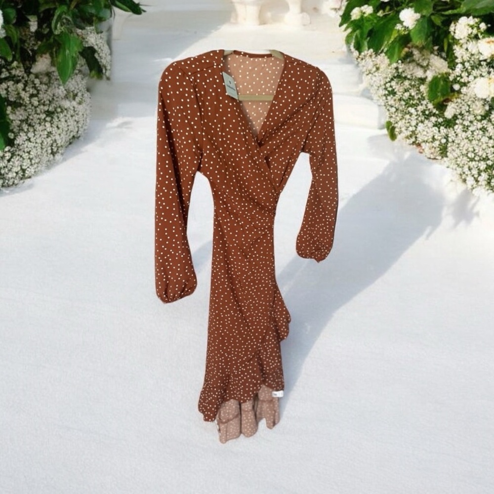 🚨NWT. Brown long sleeve wrap dress with white polka dots. Small. Bellanblue